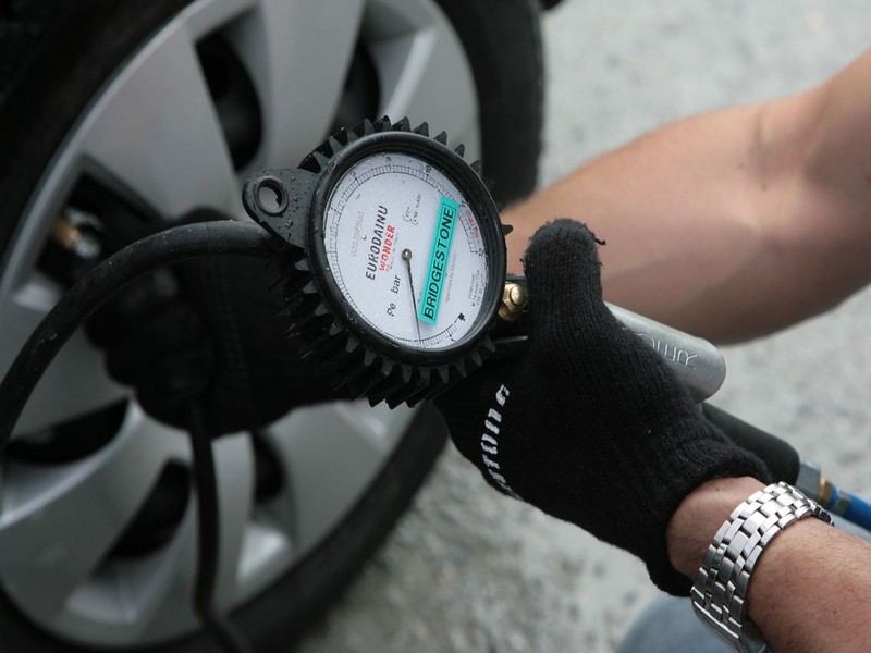 Pozor na tlak v pneumatikách